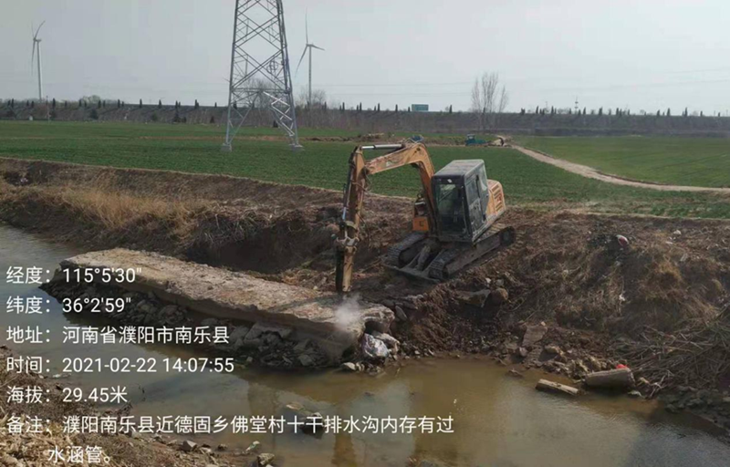 圖二：近德固鄉(xiāng)政府安排的鉤機正在破碎過水涵管