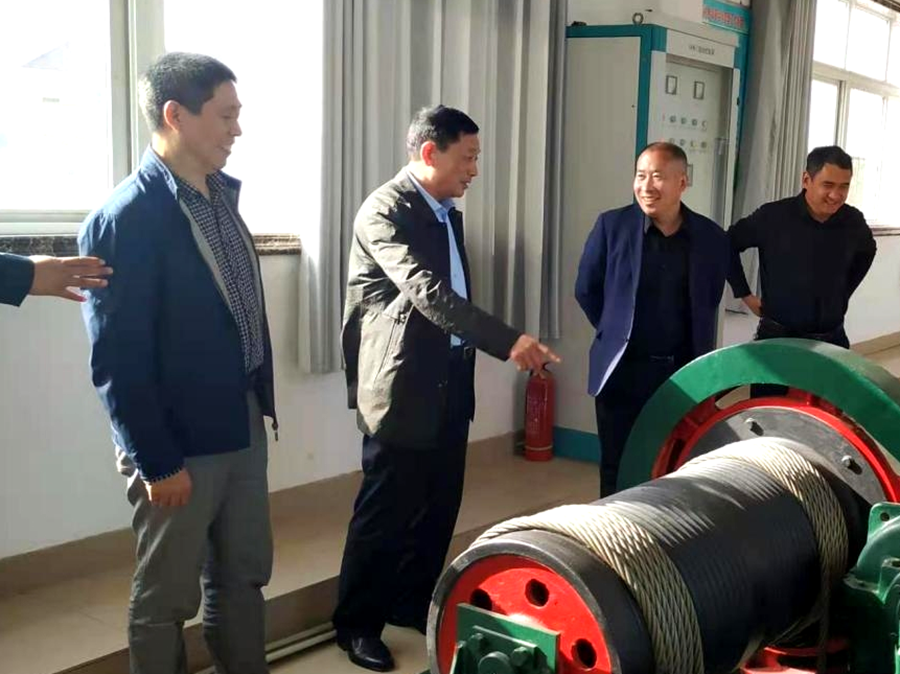 圖三,，檢查組在漯河檢查閘門啟閉機(jī)運(yùn)行情況